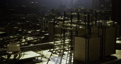 Proyecto de construcción en una azotea en una ciudad bulliciosa durante la puesta de sol