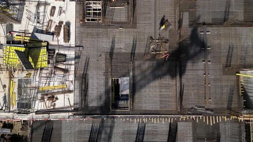 Drohne über Arbeiter bei der Arbeit auf der Baustelle