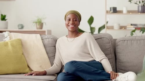 Mulher negra relaxa, rosto e sofá da sala de estar com uma pessoa africana feliz sentada com um sorriso