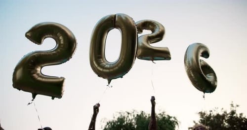 Balão de Ano Novo, 2026 e mãos de amigos para festa, festival, celebração e feriado juntos
