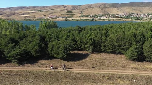 Jeunes à vélo dans la forêt au bord du lac