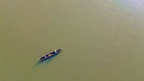 Vue aérienne d'un bateau en solo sur une eau calme