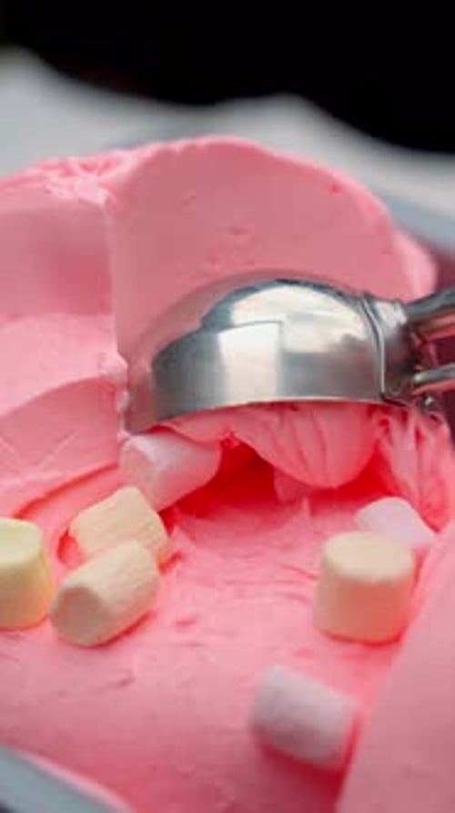 Cold Dessert-Konzept zum Aufnehmen einer Portion Eiscreme mit einem Löffel