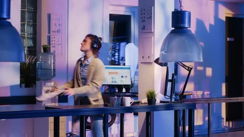 Un conseiller heureux travaille sur un rapport d'activité avec un casque