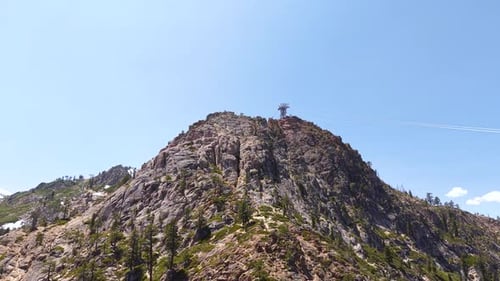 Station de
ski de Palisades Tahoe, Californie, États-Unis. Vue par Drone d'une tour perchée au sommet d'une colline pour la télécabine du tramway