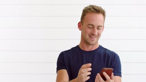 Glücklicher junger Mann mit 5G-Telefon vor weißem Hintergrund mit Copyspace