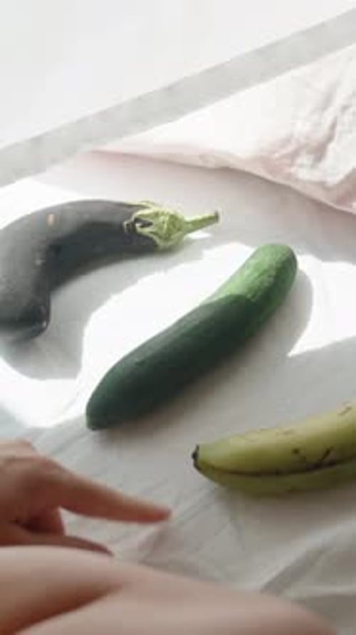 La joven se sienta en la cama y elige entre berenjena, pepino y pltano, elige el cuco, Grabaciones de stock Incluyendo: sexo y mano - Envato La joven se sienta en la cama y elige entre berenjena, pepino y pltano, elige el cuco, Grabaciones de stock Incluyendo: sexo y mano - Envato