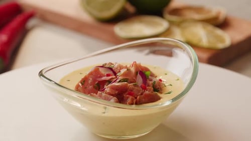 Chef cocinando ceviche, leche de tigre, comida tradicional peruana, ceviche sobre mesa, primer plano tradicional