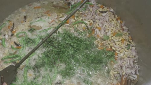 Cuchara giratoria en una olla de delicias del sur de la India