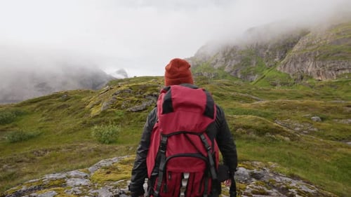 Explorador masculino nas Montanhas Nebulosas