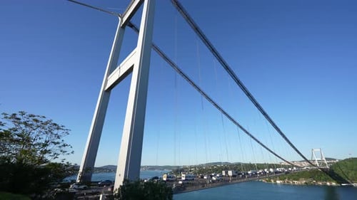 Voitures accélérées sur le pont et bateaux accélérés en mer