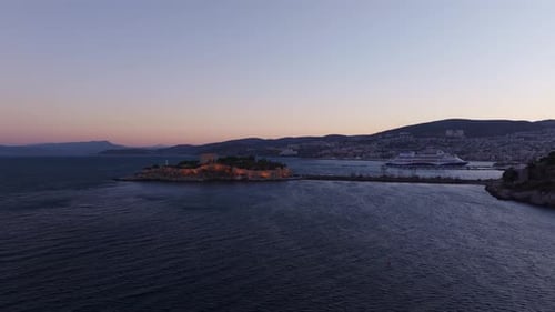 Luftaufnahme der Burg Kusadasi und des Kreuzfahrtschiffs, Türkei.