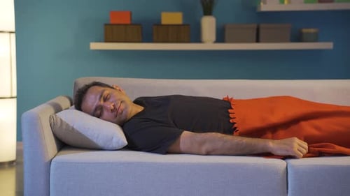 Un homme ronfle pendant son sommeil.