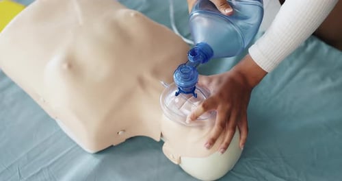 Masque, réanimation cardio-respiratoire et mains d'une personne avec un mannequin pour démonstration, tutoriel et leçon de premiers secours