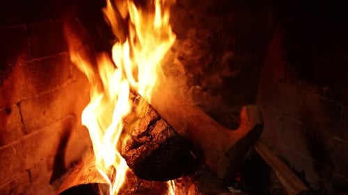 Holzverbrennung im Kamin zu Hause, Nahaufnahme