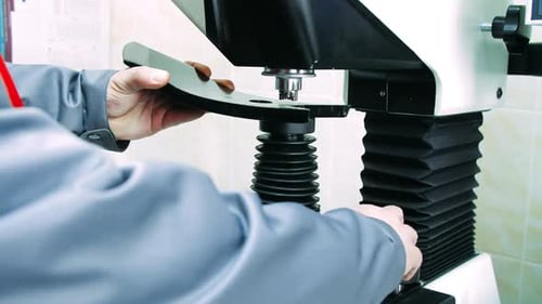 Ouvrier d'usine fixant une pièce dans une perceuse et une fraiseuse. Ingénieur travaillant avec