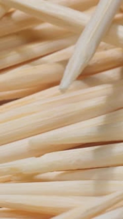 Macro Video Zahnstocher aus Bambus, Holzstäbchen zum Reinigen der Zähne, vertikales Video