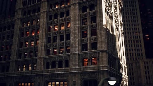 Un rascacielos imponente con multitud de ventanas en la ciudad de Nueva York