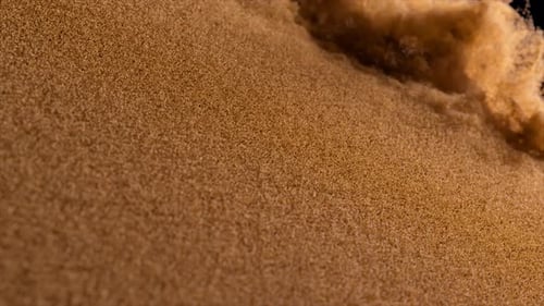 Bronzesanddecke weggeblasen auf einem schwarzen isolierten Hintergrund Airflow Sandkörner Zeitlupe 3d