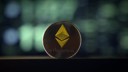 Moeda criptomoeda Ethereum colocada contra um fundo desfocado para ênfase contextual