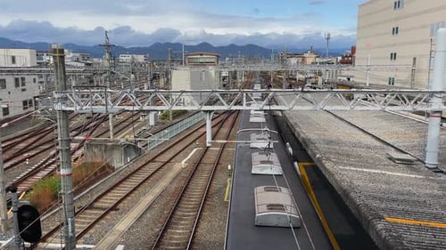 Der Metropolzug verlässt den Bahnsteig mit mehreren Gleisen