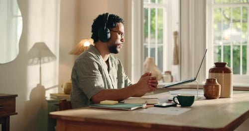 Appel créatif, humain et vidéo sur un ordinateur portable à la maison pour discussion, source de questions et commentaires