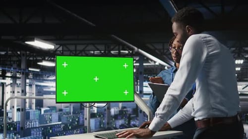 Mitarbeiter im Serverraum, die Brainstorming mit einem Chroma-Key-Gerät durchführen