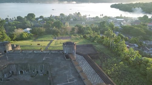 Vue aérienne de Fort Belgica avec l'océan de Banda Neira en arrière-plan.