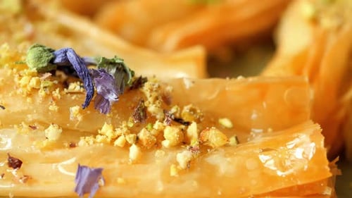 Baklava à dessert turc fait main sur table