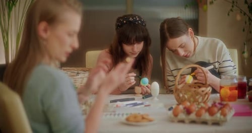 Irmãs pintando ovos de Páscoa para as férias da Páscoa