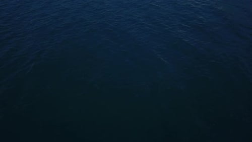 Luftaufnahme der Eröffnungsaufnahme vom Meerwasser zum wunderschönen farbenfrohen europäischen Stadtbild auf dem