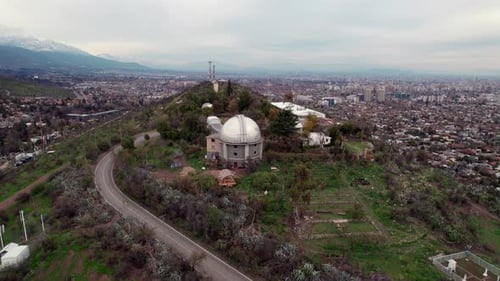 Orbite aérienne du dôme de l'observatoire astronomique de la colline de Calan à Las Condes, au Chili. Nuageux