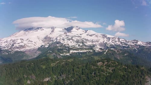 Mount Rainier, Washington, alrededor de 2019. Vista aérea del monte Rainier. Desde helicóptero