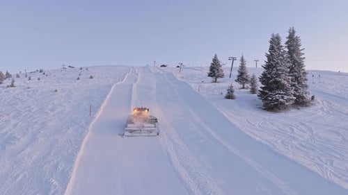 Imágenes de drones de pistebully preparando pistas de esquí en Zillertal Arena, Krimml y Königsleiten,