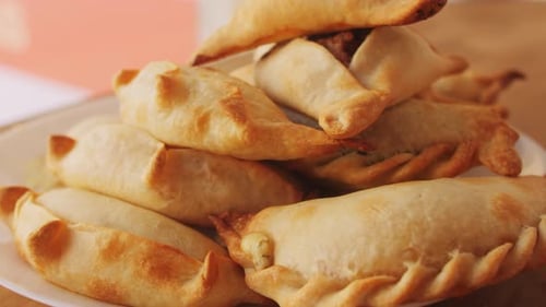 Frau isst Empanadas, argentinischer Kuchen, Samosa-Tarte, traditionelle Bäckerei aus Argentinien, Chef Filling
