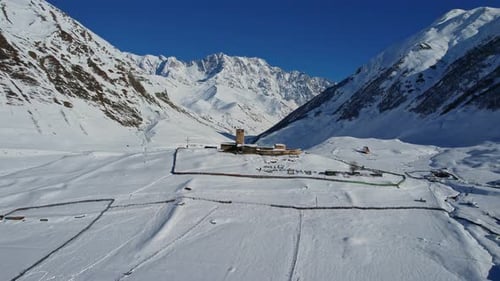 Die Stadt Ushguli im Winter