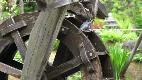 Traditionelles koreanisches Holzwasserrad, das sich tagsüber im Namsan-Park dreht