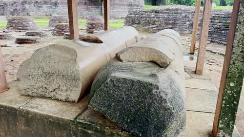 Überreste antiker Steinsäulen in Sanchi