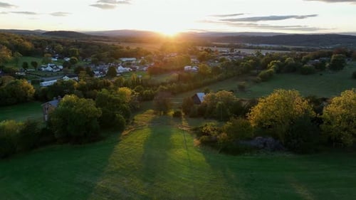 Ruhiges Dorf Sunset Valley Goldene Stunde Wunderschöne ländliche Landschaft mit Drohnenblick