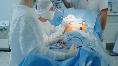 Das Chirurgenteam führt eine Herzoperation in der Klinik durch