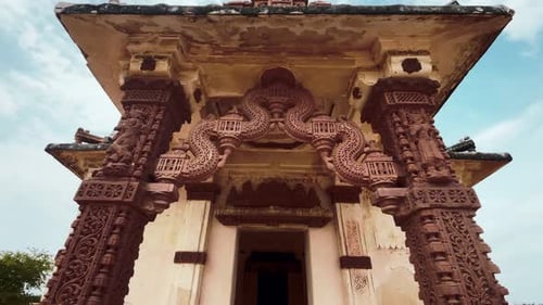 Vue à angle réduit capturant les détails de l'architecture de Jain Mandir situé dans le Sindh, au Pakistan, pendant Dayti