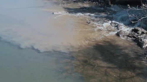 Drenaje de aguas residuales de las tuberías a la industria de aguas residuales de los ríos Contaminación del agua ambiental y