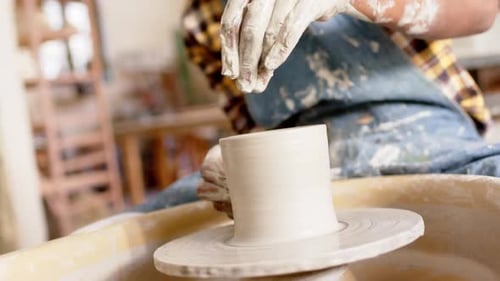 Potier afro-américain utilisant un tour de potier dans un studio de poterie, Ralenti