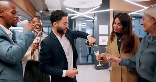 Servir, beber e comemorar a festa de Ano Novo de negócios, grupos e funcionários