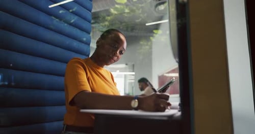 Tableta, mujer y escritura de notas en una cápsula para comentarios de los editores, investigación de artículos y noticias en línea