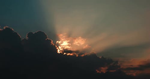 Wunderschöne Sonnenstrahlen im Zeitraffer scheinen durch eine dunkle Sturmwolke am Himmel Filmvideo von Sky Sun