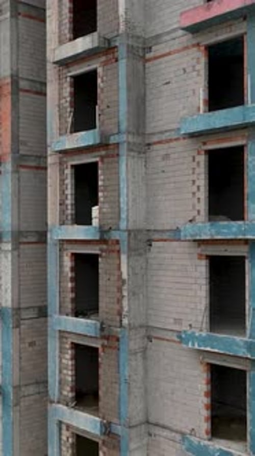 Vídeo vertical: perspectivas arquitectónicas, vista aérea de sitios de construcción y apartamentos de lujo