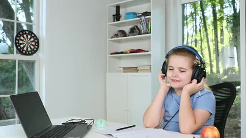 Kind lernt auf Laptop Kind schaut Online-Lektion Kind macht Hausaufgaben auf Laptop Junge arbeitet an