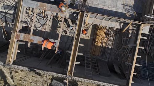 Luftbild: Baustelle in Aktion Schwere Maschinen und Arbeiter bauen die Zukunft