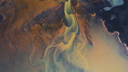 Luftaufnahme der Wasserbildung entlang der Küste im Floi Nature Reserve, Island.